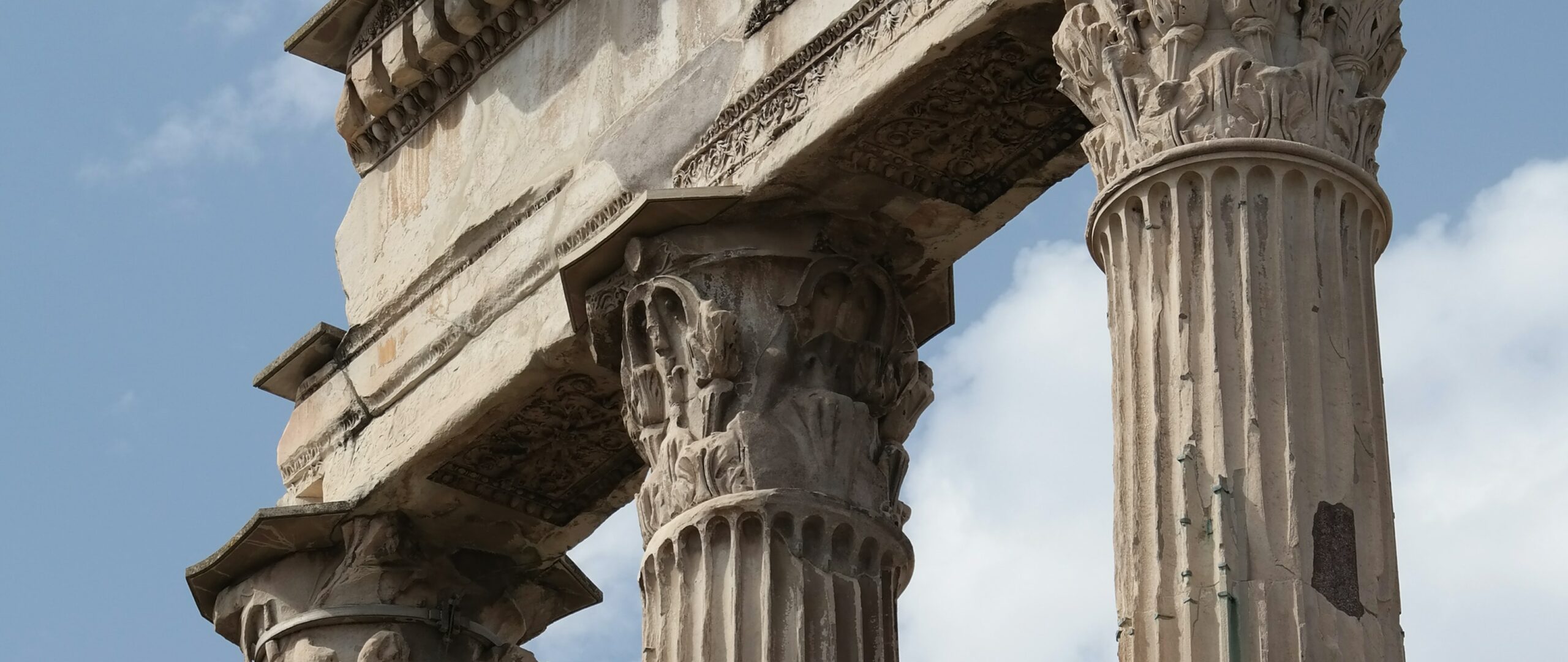 Antiikinaikaiset kolmen pilarin rauniot